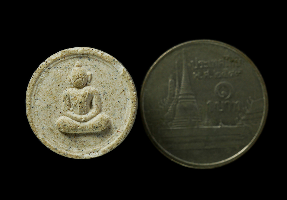 22Nov24 (130)p.jpg - ​พระผงจันทร์ลอยบางขุนพรหมย้อนยุค ปี2509 หลวงพ่อพร้อม วัดเกาะแก้วอรุณคาม จ. สระบุรี ปี2539 เนื้อผงพุทธคุณ ผงว่าน พระขนาดเล็ก | https://kamulet.in.th